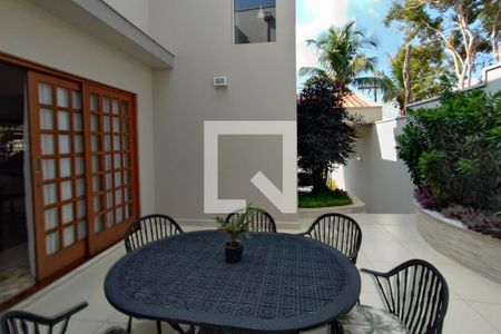 Casa de condomínio para alugar com 300m², 4 quartos e 3 vagasQuintal