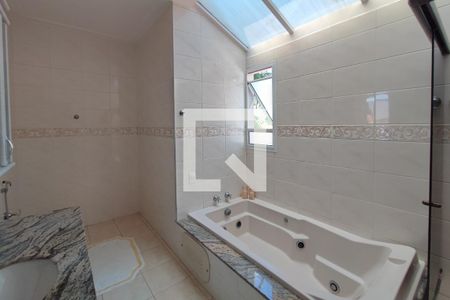 Casa de condomínio para alugar com 300m², 4 quartos e 3 vagasBanheiro Suíte 2