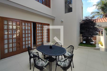 Casa de condomínio para alugar com 300m², 4 quartos e 3 vagasQuintal