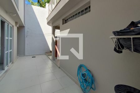 Casa de condomínio para alugar com 300m², 4 quartos e 3 vagasQuintal