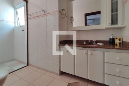 Casa de condomínio para alugar com 300m², 4 quartos e 3 vagasBanheiro Suíte 1