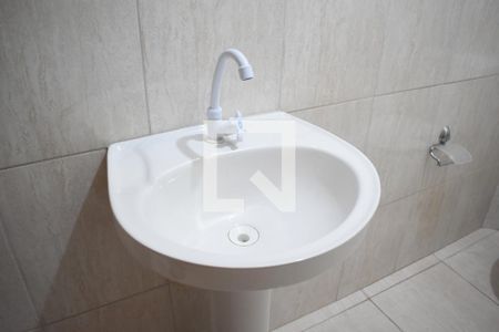 Banheiro de kitnet/studio para alugar com 1 quarto, 40m² em Novo Mundo, Curitiba