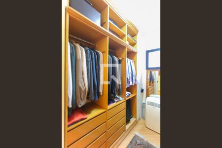 Apartamento à venda com 212m², 3 quartos e 3 vagas Apartamento à venda com 212m², 3 quartos e 3 vagasCloset da suíte