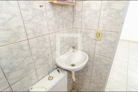 Banheiro social de casa para alugar com 1 quarto, 25m² em Vila Fachini, São Paulo
