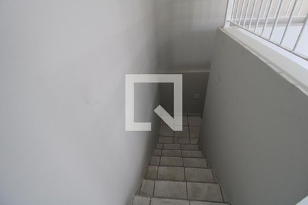 Casa para alugar com 90m², 2 quartos e 1 vagaEscada - entrada