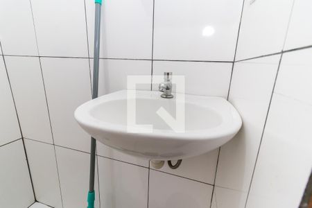 Banheiro de casa para alugar com 1 quarto, 44m² em Conjunto Residencial José Bonifácio, São Paulo