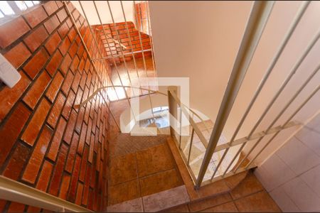 Casa à venda com 215m², 4 quartos e 5 vagasEscada do escritório