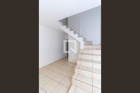 Escada de casa para alugar com 2 quartos, 100m² em Jardim Vila Formosa, São Paulo