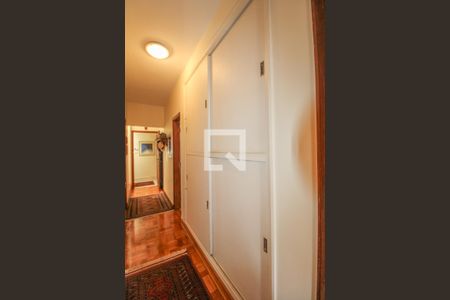 Casa à venda com 525m², 5 quartos e 5 vagasCorredor