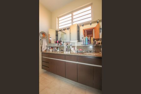 Casa à venda com 525m², 5 quartos e 5 vagasBanheiro do Quarto 4