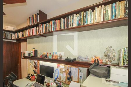 Casa à venda com 525m², 5 quartos e 5 vagasEscritório