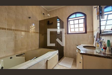 Casa à venda com 240m², 4 quartos e 4 vagasBanheiro Suite 1