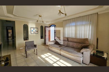 Casa à venda com 240m², 4 quartos e 4 vagasSala 