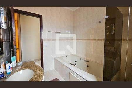 Casa à venda com 240m², 4 quartos e 4 vagasBanheiro Suite 1