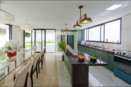 Casa à venda com 558m², 4 quartos e 4 vagasSala