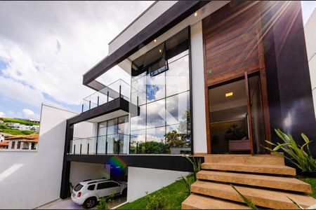 Casa à venda com 558m², 4 quartos e 4 vagasFachada