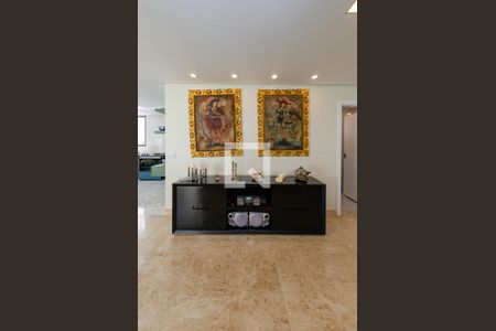 Casa à venda com 558m², 4 quartos e 4 vagasSala