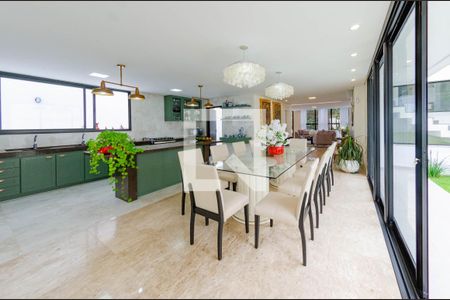 Casa à venda com 558m², 4 quartos e 4 vagasSala