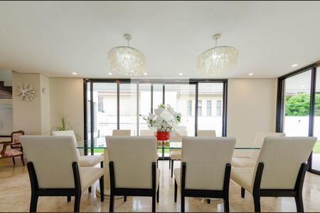 Casa à venda com 558m², 4 quartos e 4 vagasSala