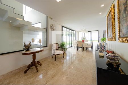 Casa à venda com 558m², 4 quartos e 4 vagasSala