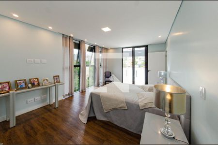 Casa à venda com 558m², 4 quartos e 4 vagasSuíte 1