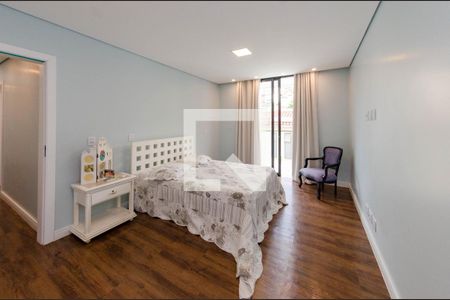 Casa à venda com 558m², 4 quartos e 4 vagasSuíte 2