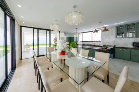 Casa à venda com 558m², 4 quartos e 4 vagasSala