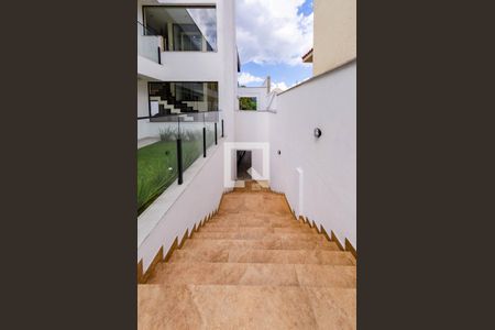 Casa à venda com 558m², 4 quartos e 4 vagasEscada