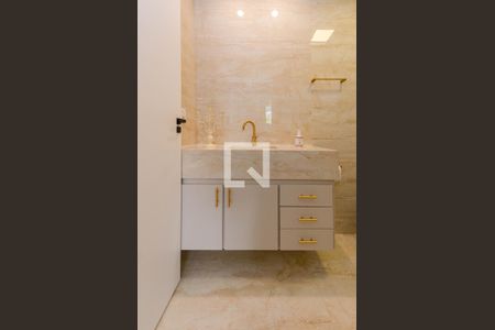 Casa à venda com 558m², 4 quartos e 4 vagasBanheiro suíte 2