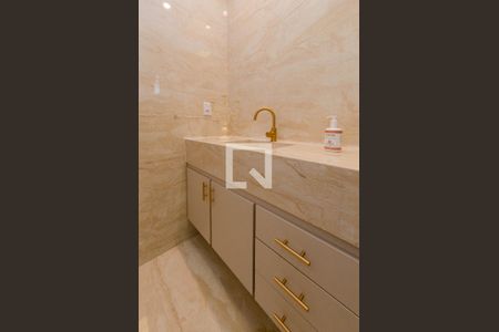 Casa à venda com 558m², 4 quartos e 4 vagasBanheiro suíte 2