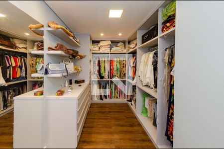 Casa à venda com 558m², 4 quartos e 4 vagasCloset