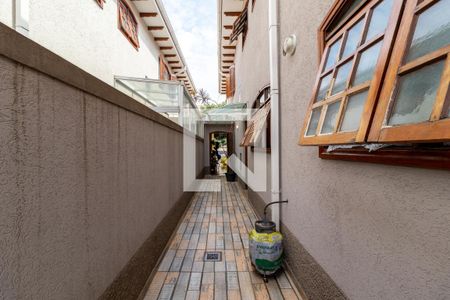 Casa à venda com 220m², 3 quartos e 4 vagasCorredor Lateral
