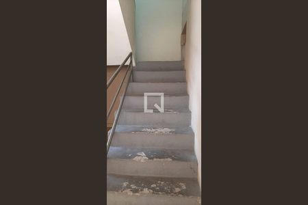 Escada de casa para alugar com 1 quarto, 50m² em Jardim Roberto, Osasco