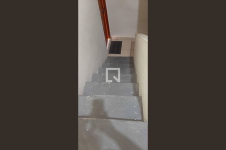 Escada de casa para alugar com 1 quarto, 50m² em Jardim Roberto, Osasco