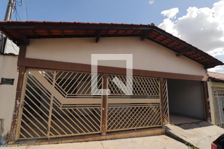 Fachada de casa à venda com 4 quartos, 170m² em Vila Redenção, Goiânia