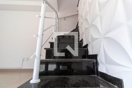 Escada de casa de condomínio para alugar com 3 quartos, 116m² em Vila Granada, São Paulo