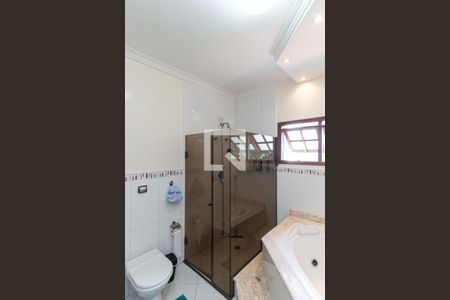 Casa para alugar com 450m², 3 quartos e 8 vagas Casa para alugar com 450m², 3 quartos e 8 vagasBanheiro da Suíte 1