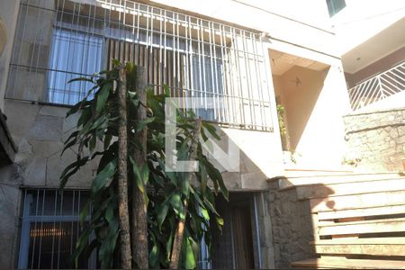 Casa à venda com 400m², 4 quartos e 4 vagas Casa à venda com 400m², 4 quartos e 4 vagasFachada