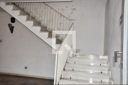 Casa à venda com 400m², 4 quartos e 4 vagas Casa à venda com 400m², 4 quartos e 4 vagasEscada Quartos