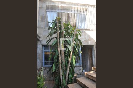 Casa à venda com 400m², 4 quartos e 4 vagas Casa à venda com 400m², 4 quartos e 4 vagasFachada