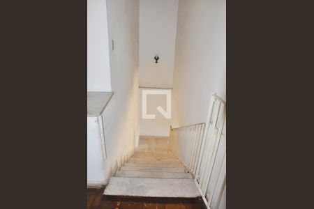 Casa à venda com 400m², 4 quartos e 4 vagas Casa à venda com 400m², 4 quartos e 4 vagasEscada