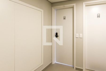 Sala - porta de entrada com fechadura eletrônica de apartamento para alugar com 2 quartos, 34m² em Centro, Curitiba