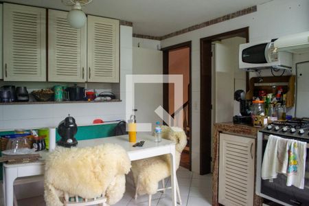 Casa para alugar com 450m², 4 quartos e 2 vagas Casa para alugar com 450m², 4 quartos e 2 vagasCozinha