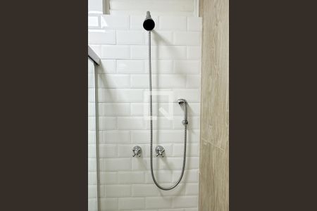 Banheiro social - chuveiro a gás de apartamento à venda com 1 quarto, 45m² em Copacabana, Rio de Janeiro