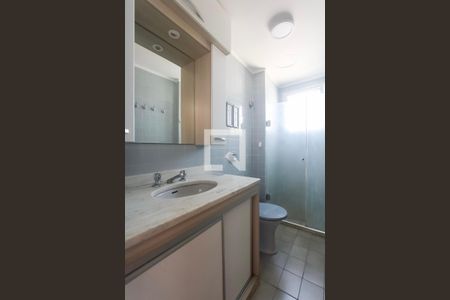 Banheiro de apartamento para alugar com 1 quarto, 60m² em Passo da Areia, Porto Alegre
