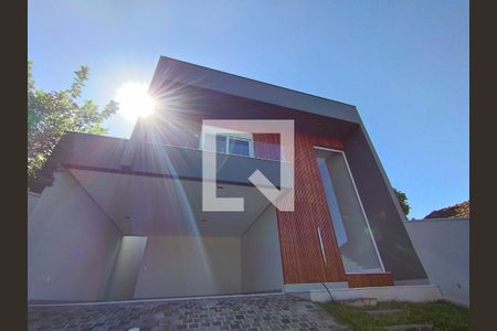 Casa à venda com 243m², 3 quartos e 2 vagasFachada