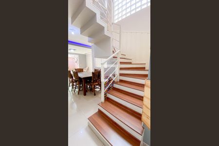 Casa para alugar com 212m², 3 quartos e 2 vagasEscada