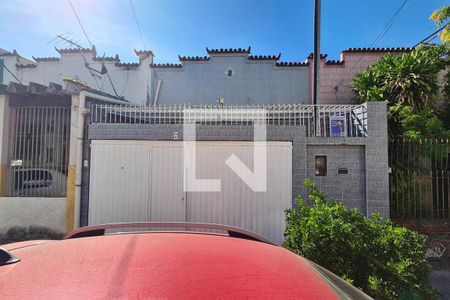 Casa à venda com 85m², 2 quartos e 1 vaga Casa à venda com 85m², 2 quartos e 1 vagaFachada casa com placa