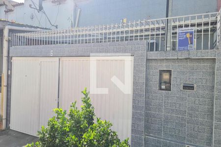 Casa à venda com 85m², 2 quartos e 1 vaga Casa à venda com 85m², 2 quartos e 1 vagaFachada casa com placa
