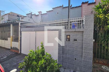 Casa à venda com 85m², 2 quartos e 1 vaga Casa à venda com 85m², 2 quartos e 1 vagaFachada casa com placa